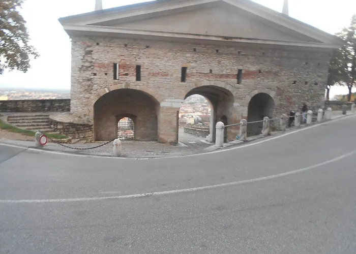 ゲストハウス La Maison Des Artistes 2*